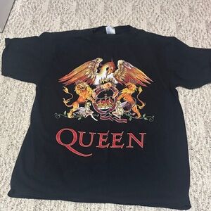 Que Black Tee with Colorful Crest Design